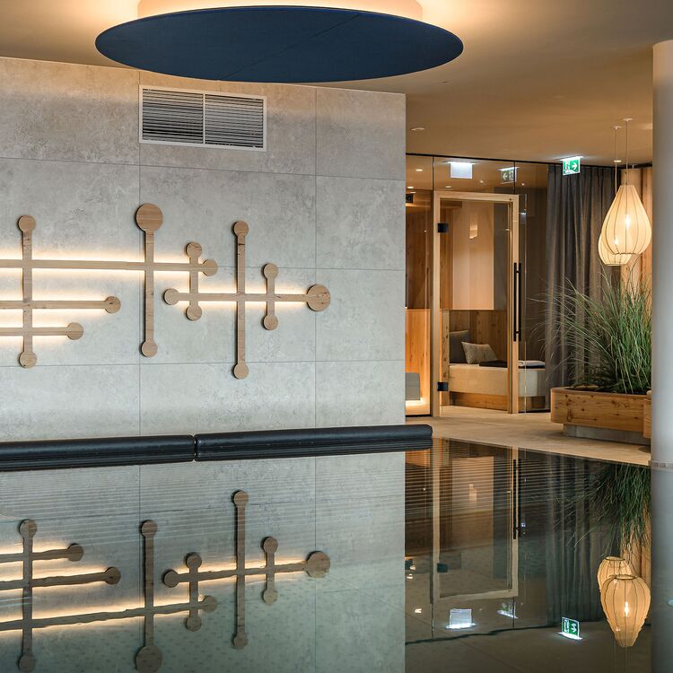 Moderne Innenarchitektur und stilvolles Hoteldesign schaffen ein einladendes Gästeerlebnis im alpinen Ambiente.