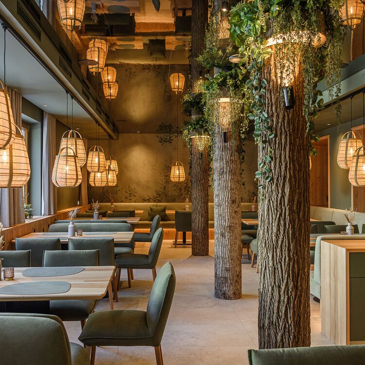 Moderne Innenarchitektur mit natürlichen Elementen schafft ein einladendes Gästeerlebnis im Hotelrestaurant.