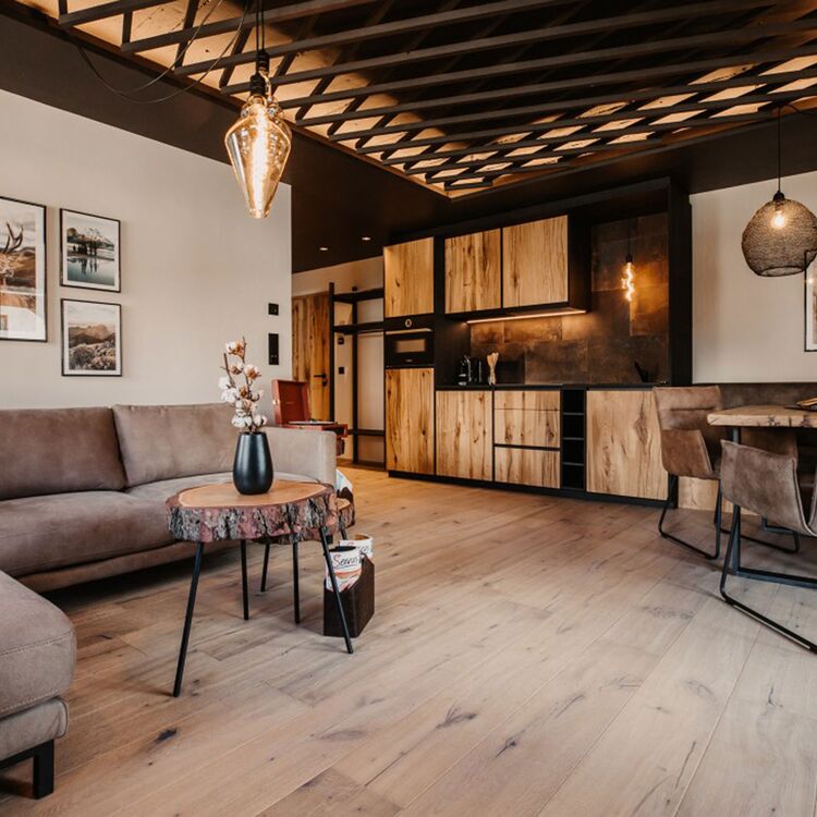 Moderner Wohnraum mit Holzdetails, ideal für Hotelkonzepte in alpiner Architektur und Gästeerlebnis.