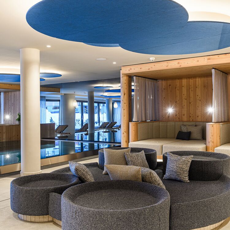 Moderne Innenarchitektur in einem Hotel mit komfortablen Sitzbereichen und eleganter Raumgestaltung für Gästeerlebnisse.