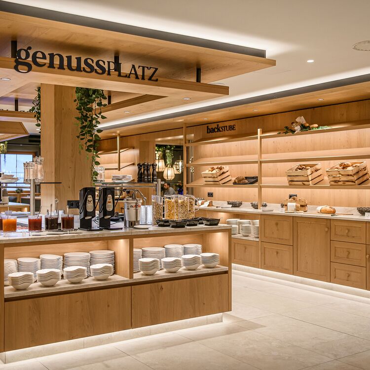 Der moderne Genussplatz mit Holzinterieur bietet eine einladende Atmosphäre für das Gästeerlebnis im Hotel.
