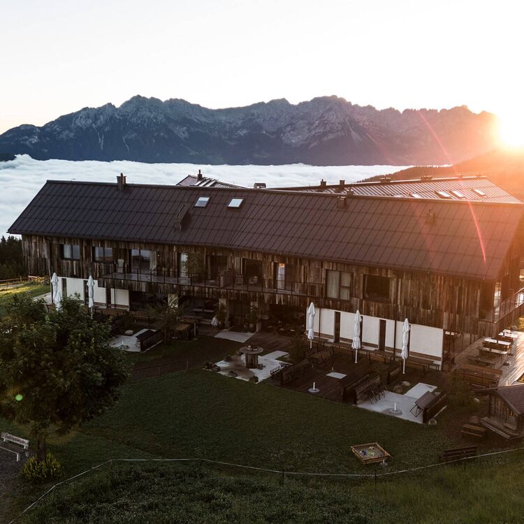 Die alpine Architektur des Hotels bietet atemberaubende Ausblicke und ein einzigartiges Gästeerlebnis in den Bergen.
