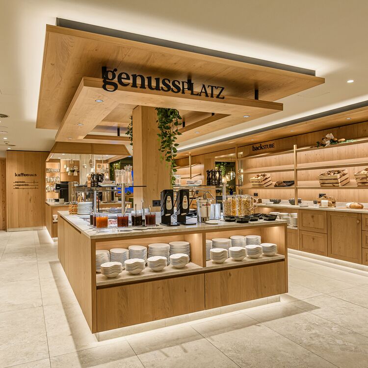 Der Genussplatz im Hotel vereint moderne Innenarchitektur mit einem einladenden Ambiente für Gästeerlebnisse.