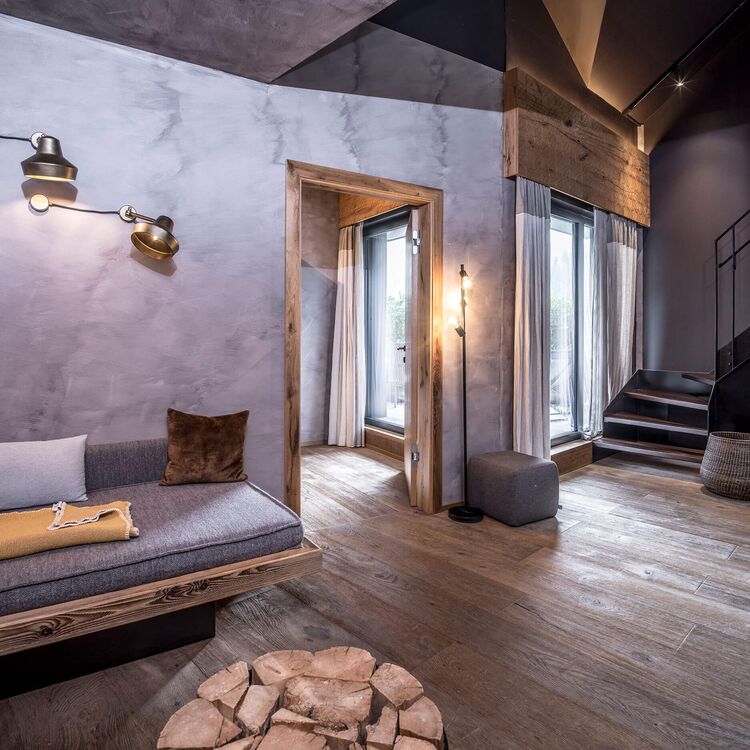 Moderne Innenarchitektur schafft einladendes Gästeerlebnis in dieser alpinen Hotel-Lounge mit stilvollen Elementen.