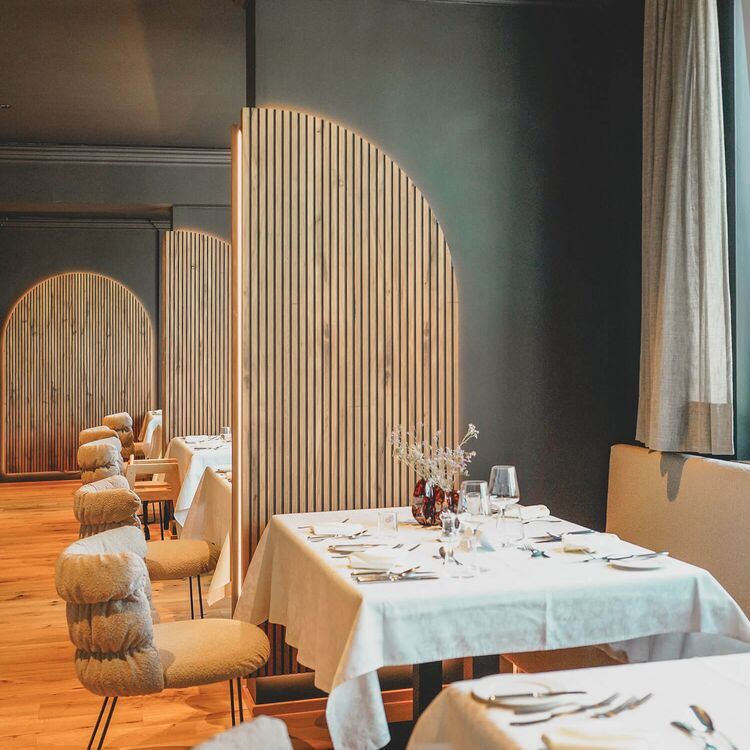 Elegantes Restaurant mit moderner Innenarchitektur, das Gästen ein einzigartiges Hotelerlebnis bietet.