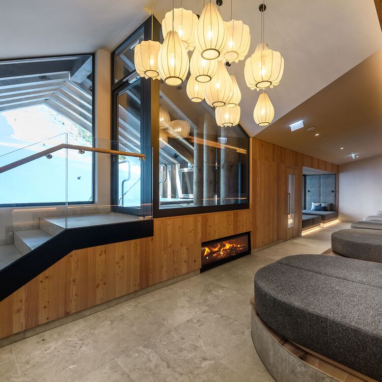 Moderne Hotelarchitektur zeigt eine elegante Innenarchitektur mit gemütlichen Liegen und stilvollem Lichtdesign.