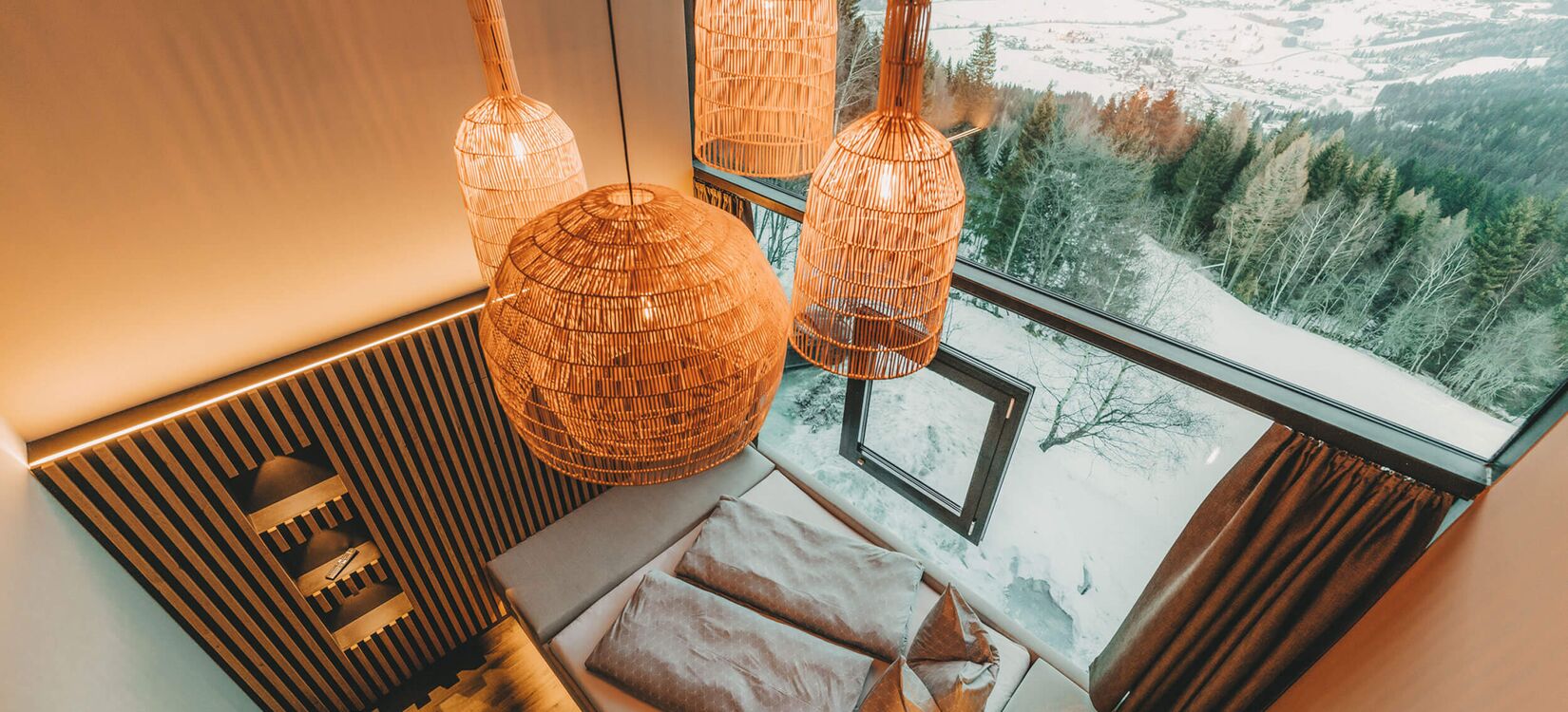 Ein modernes Hotelzimmer mit alpiner Architektur, großen Fenstern und stilvoller Innenarchitektur für ein unvergessliches Gästeerlebnis.