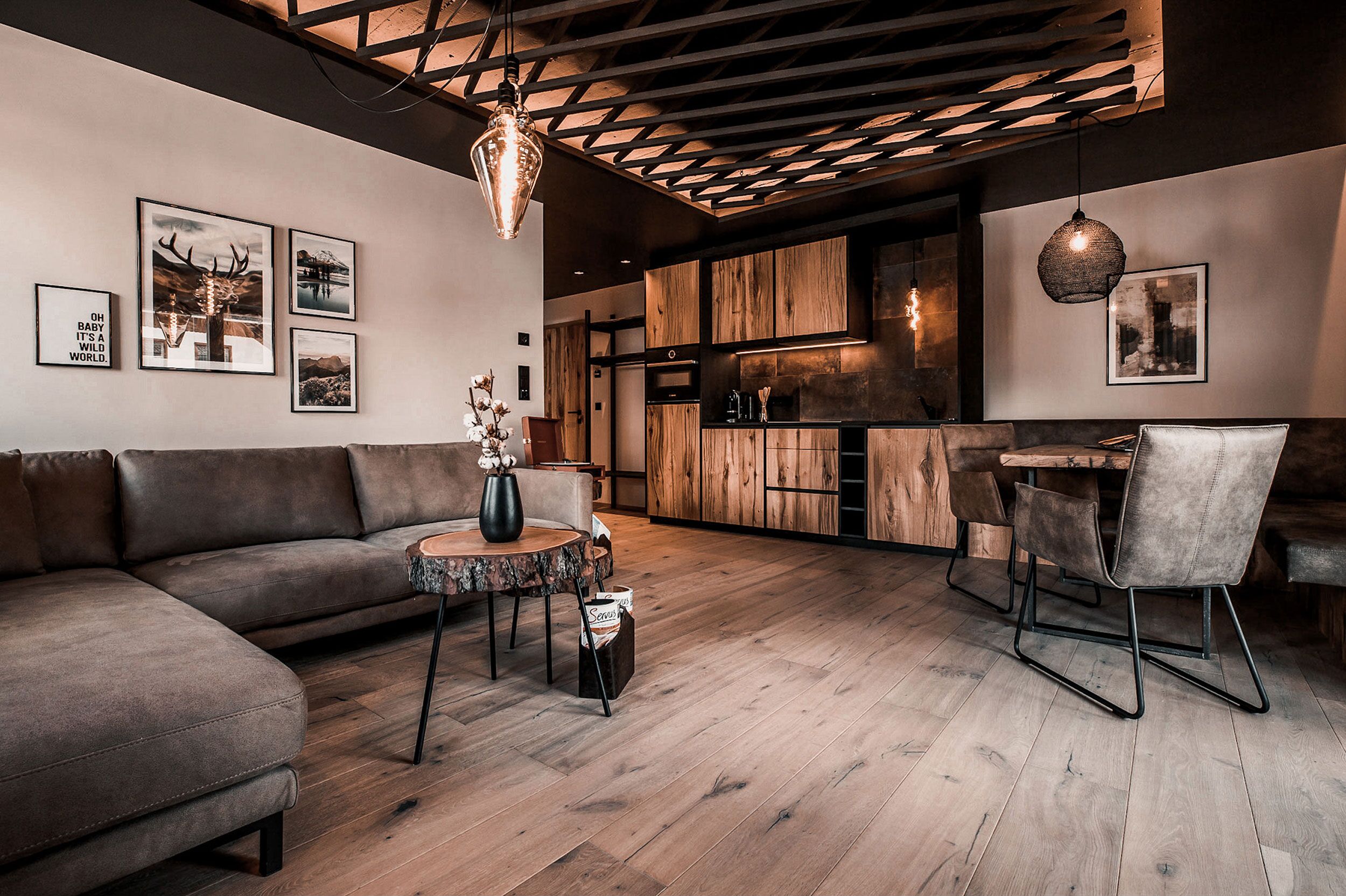 Elegantes Interieur mit Holzdetails, ideal für modernes Hoteldesign und Gästeerlebnis in alpiner Architektur.