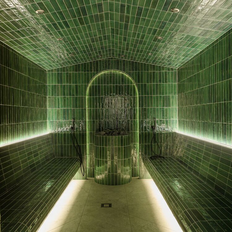 Elegante Innenarchitektur eines Spa-Bereichs mit grünen Fliesen für ein einzigartiges Gästeerlebnis in einem Hotel.