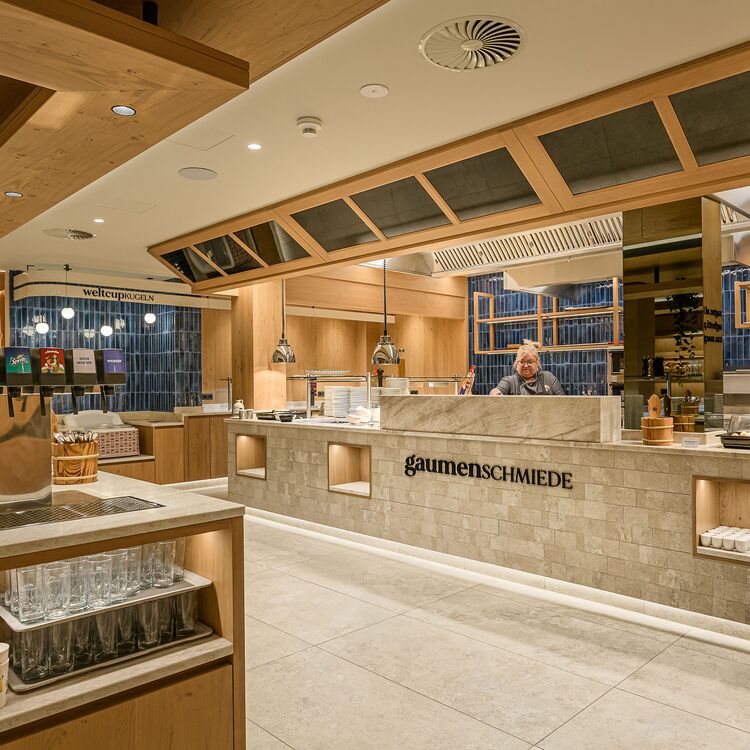 Moderne Innenarchitektur im Hotel mit einem einladenden Gastronomiebereich und stilvollen Holzelementen.