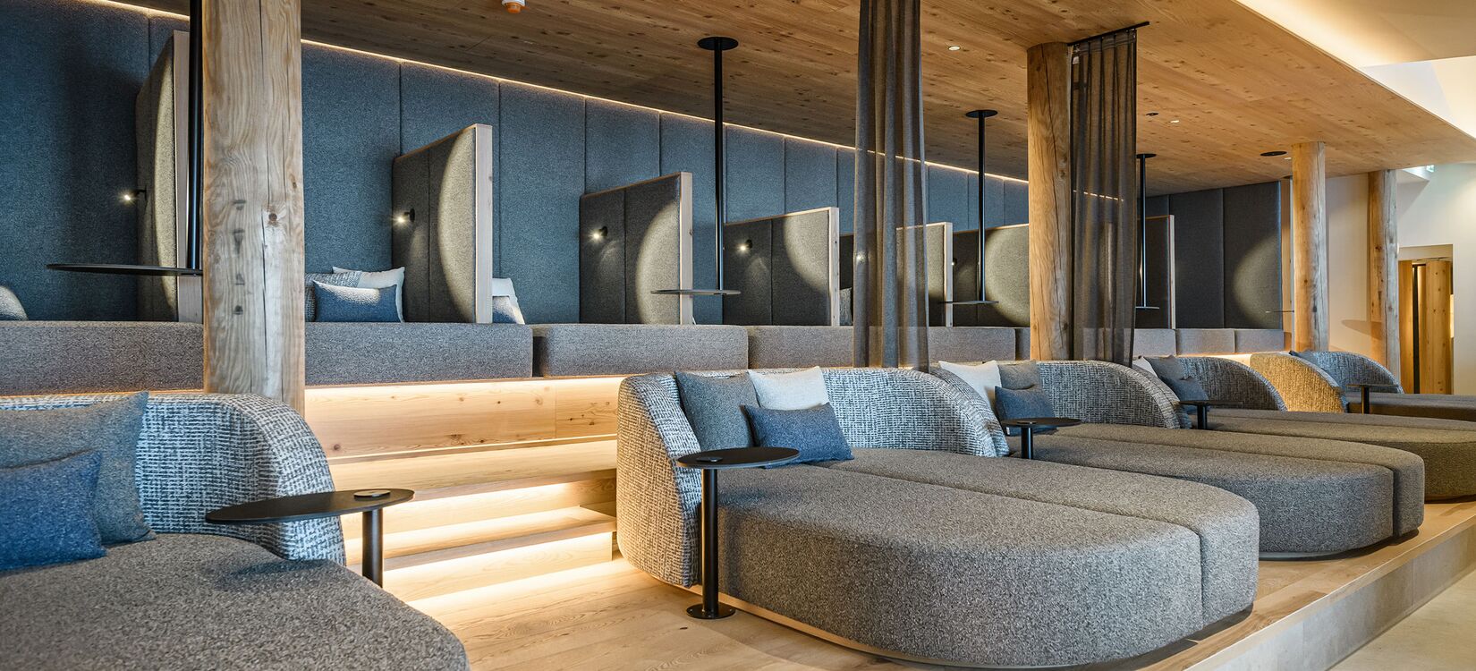 Moderne Hotelarchitektur mit gemütlichen Sitzecken und stilvoller Raumgestaltung für ein unvergessliches Gästeerlebnis.