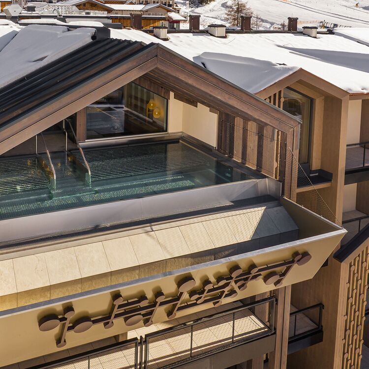 Moderne Hotelarchitektur mit einem einzigartigen Poolbereich in einer alpinen Umgebung, perfekt für das Gästeerlebnis.