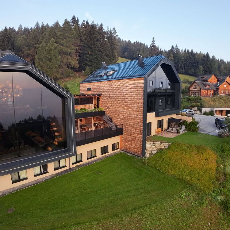 Moderne Hotelarchitektur trifft alpine Natur in dieser einzigartigen Gestaltung des Gästeerlebnisses.