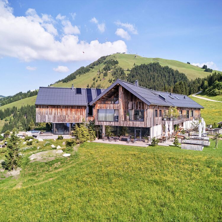 Diese alpine Architektur bietet ein einzigartiges Gästeerlebnis inmitten der Natur und verbindet Holzdesign mit modernem Hoteldesign.