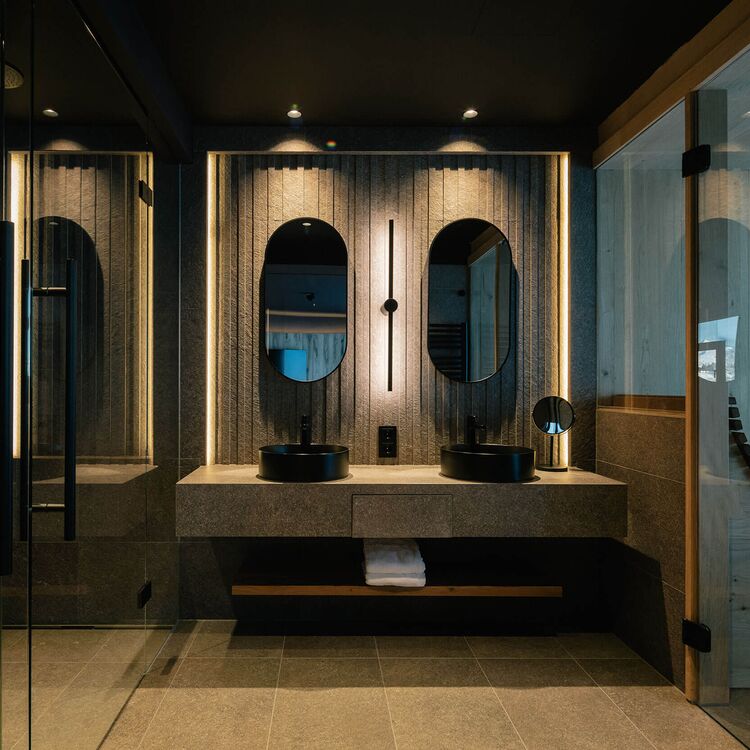 Moderne Hotelarchitektur zeigt ein elegantes Badezimmer mit stilvollem Design und durchdachter Innenarchitektur.