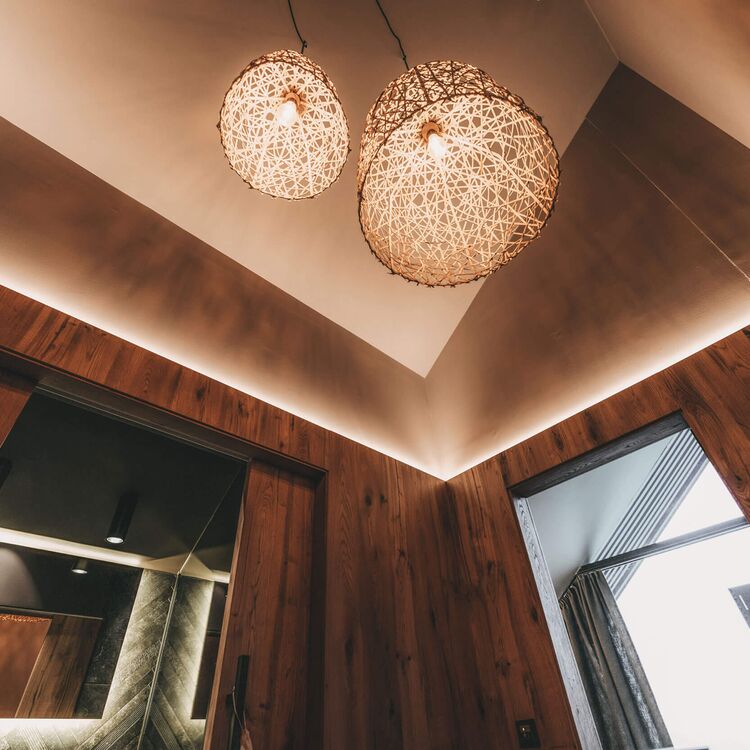 Moderne Hotelarchitektur mit hölzernem Interieur und stilvollen Lampen schafft ein einladendes Gästeerlebnis.