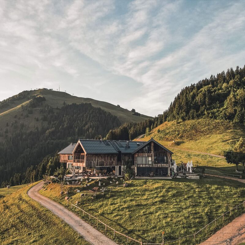 Das alpine Hotel mit Blick auf die Berge vereint moderne Hotelarchitektur und angenehmes Gästeerlebnis in der Natur.