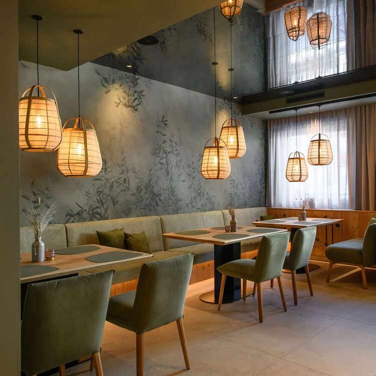 Elegante Innenarchitektur mit sanften Farben und stilvollen Lampen schafft ein einladendes Gästeerlebnis in diesem Hotel.