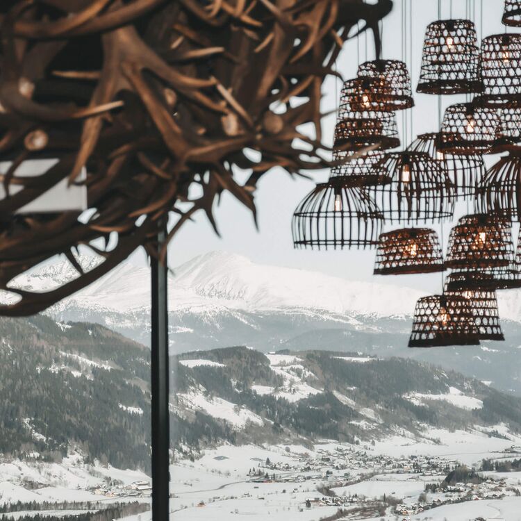 Moderne Hotelarchitektur kombiniert rustikale Elemente mit atemberaubendem Alpenblick und einzigartigem Hoteldesign.