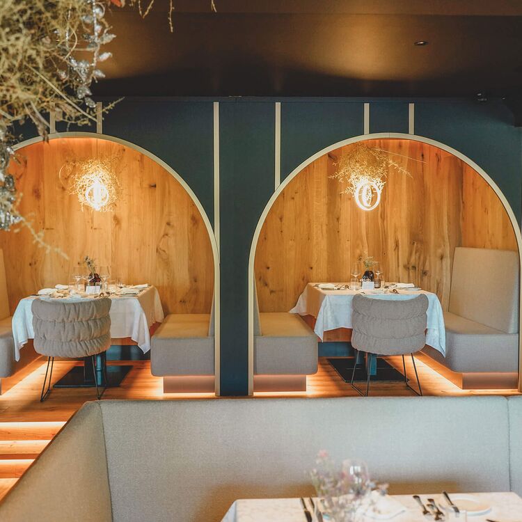Elegantes Restaurant mit modernen Nischen und Holzakzenten, ideal für ein einzigartiges Gästeerlebnis im Hotelsteiner.