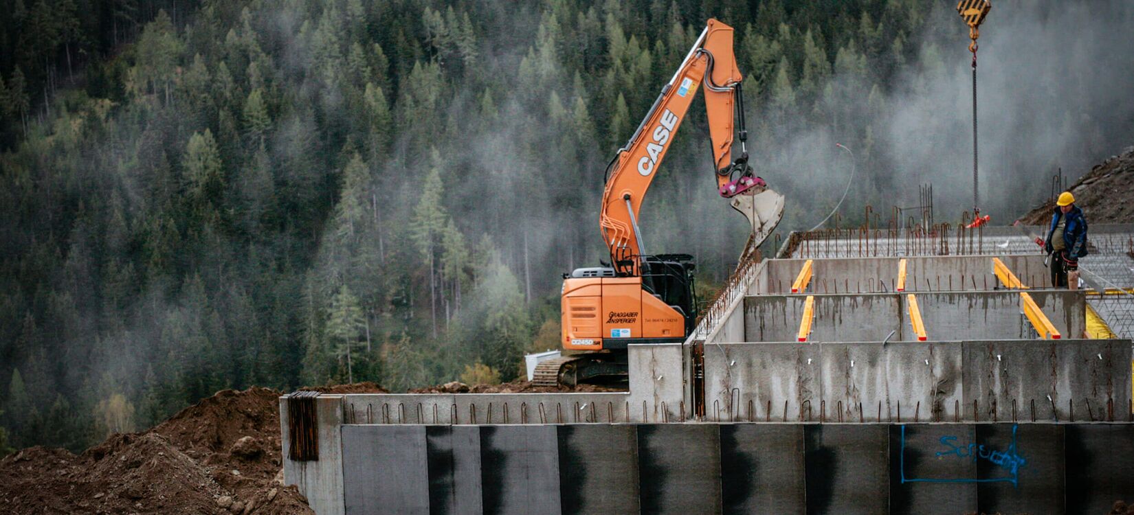 Auf der Baustelle für das Hotelneubauprojekt wird der Grundstein für modernes Hoteldesign gelegt.