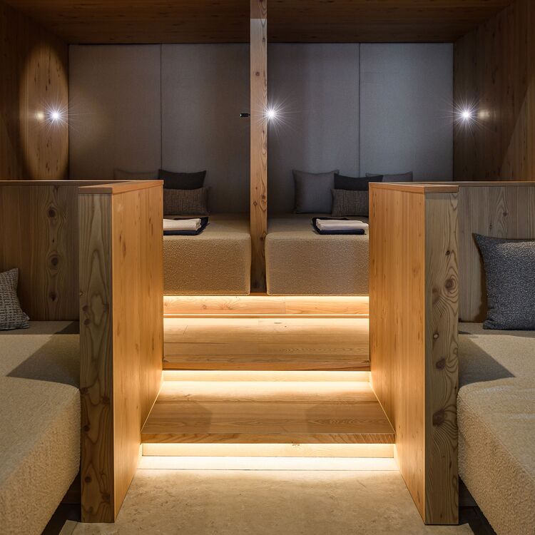 Der moderne Ruheraum mit Holzdetails bietet ein einzigartiges Gästeerlebnis und inspiriert zu Hotelarchitektur.