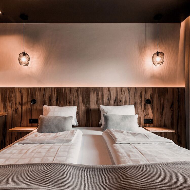 Moderne Hotelarchitektur mit warmen Holzelementen und gemütlicher Raumgestaltung für ein optimales Gästeerlebnis.