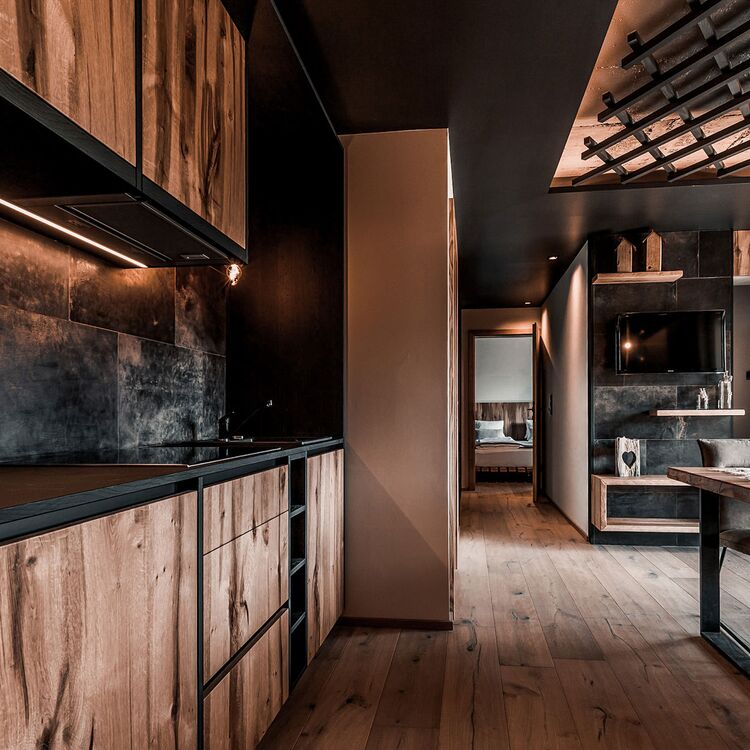 Moderne Innenarchitektur in einem Hotelzimmer mit eleganter Raumgestaltung und Holzdetails, ideal für Gästeerlebnisse.