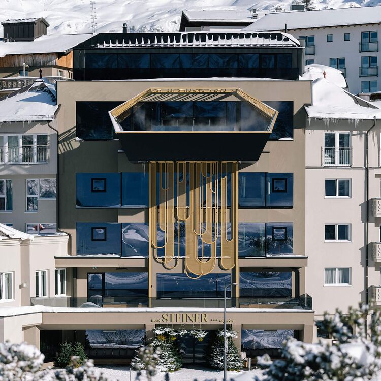 Das moderne Hoteldesign des Steiner in alpiner Architektur harmoniert perfekt mit der schneebedeckten Landschaft.