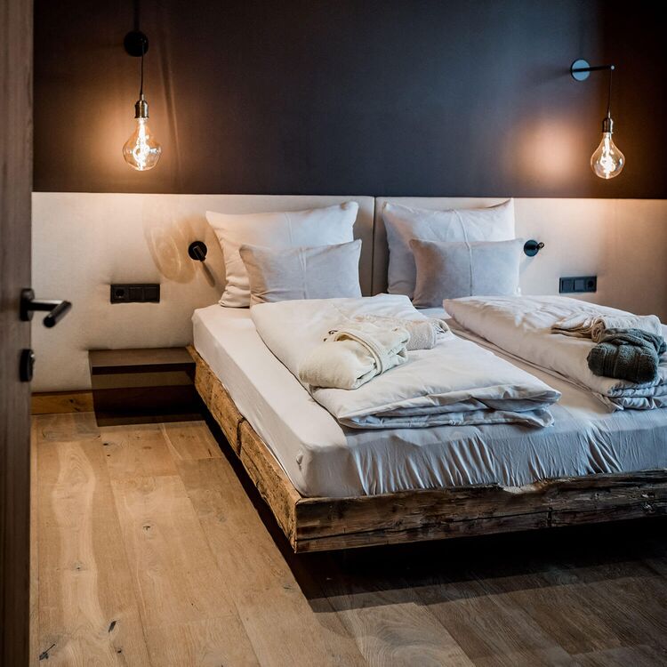 Elegantes Hotelzimmer mit Holzdetails, ideal für ein einzigartiges Gästeerlebnis in der Hotelarchitektur.