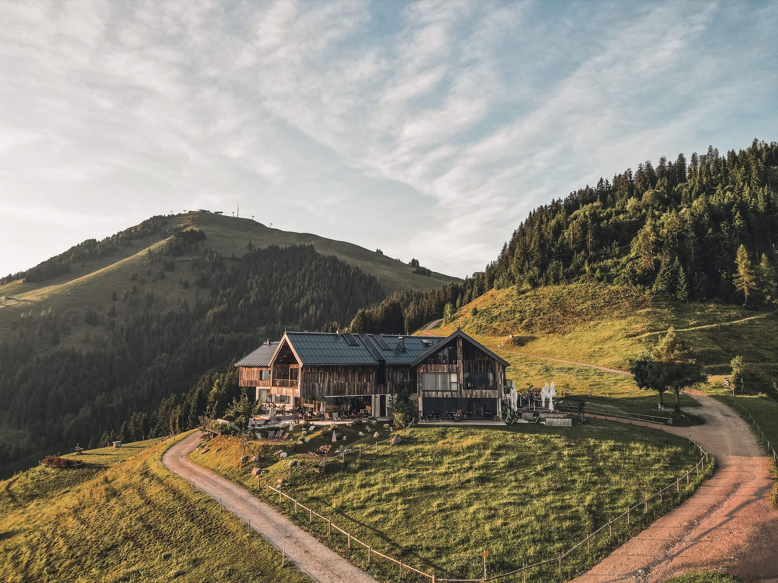 Das alpine Hotel mit Blick auf die Berge vereint moderne Hotelarchitektur und angenehmes Gästeerlebnis in der Natur.