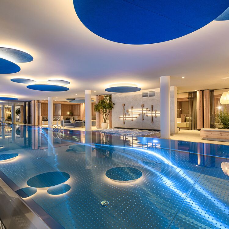 Elegante Innenarchitektur mit einem blauen Pool und modernem Hoteldesign schafft ein einladendes Gästeerlebnis.