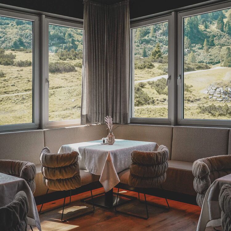 Das moderne Restaurant im Hotel Steiner bietet eine beeindruckende alpine Architektur mit Blick auf die Landschaft.