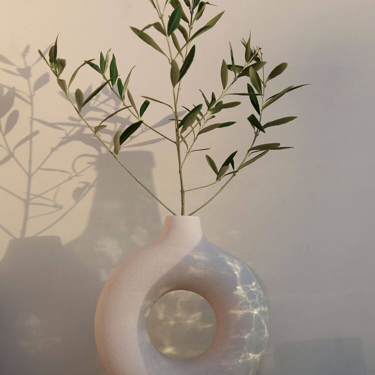 Ein stilvolles Stillleben mit einer modernen Vase, die Raumgestaltung und elegantes Hoteldesign verkörpert.