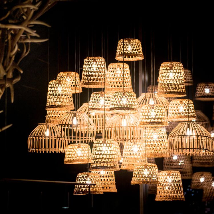 Die stilvolle Beleuchtung aus Holz schafft ein einladendes Ambiente für das Gästeerlebnis in einem modernen Hotel.