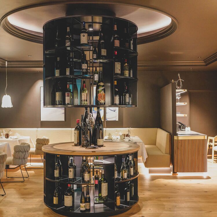 Moderne Innenarchitektur in einem Hotelrestaurant zeigt einen stilvollen Weinkeller in runder Form für ein einzigartiges Gästeerlebnis.
