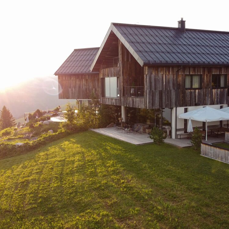 Das moderne Hotel mit alpine Architektur bietet Gästen ein einzigartiges Erlebnis inmitten der Natur.