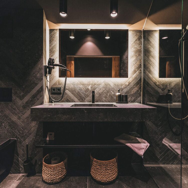 Elegante Innenarchitektur eines modernen Hotelbades mit stilvollen Materialien und durchdachter Raumgestaltung.