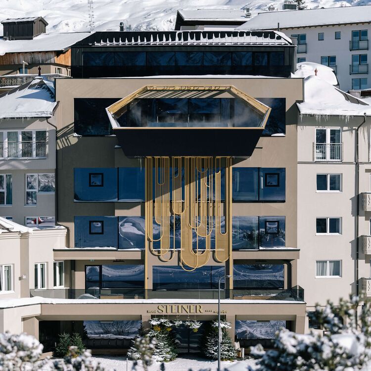 Das moderne Hotel mit alpine Architektur bietet Gästen ein einzigartiges Erlebnis inmitten winterlicher Landschaften.