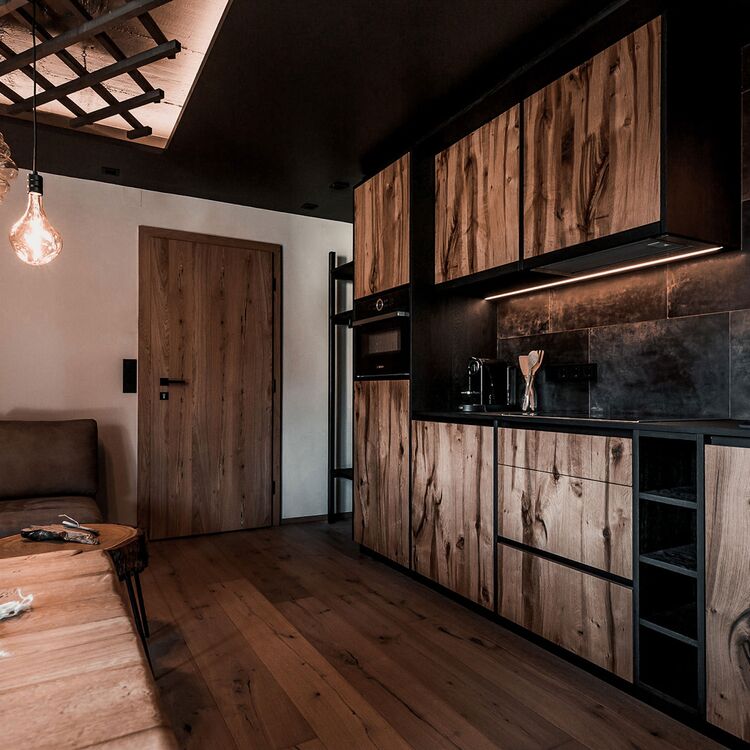 Moderne Innenarchitektur mit Holz und minimalistischen Elementen schafft ein ansprechendes Hotelkonzept für Gäste.
