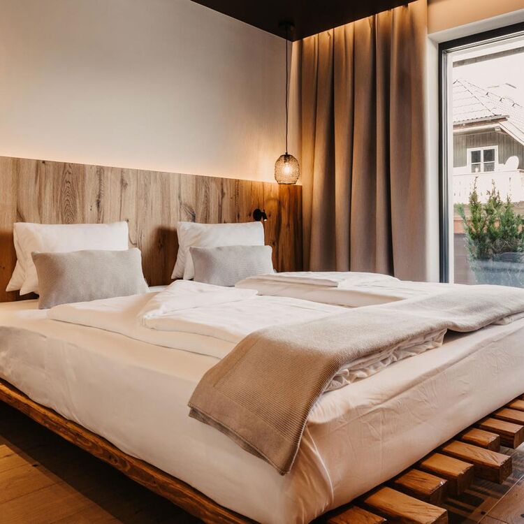 Modernes Hotelzimmer mit Holzdetails, ideal für ein einzigartiges Gästeerlebnis und ansprechende Raumgestaltung.
