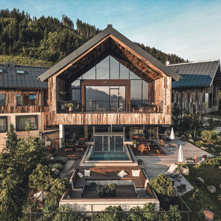 Das moderne Hotel vereint alpine Architektur mit stilvoller Raumgestaltung und bietet ein einzigartiges Gästeerlebnis.