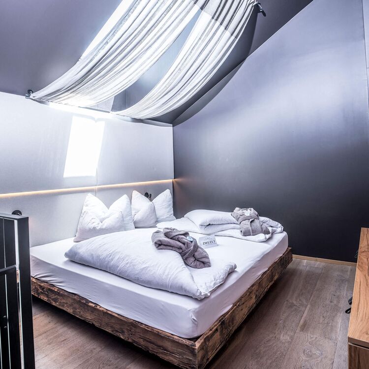 Das moderne Schlafzimmer zeigt stilvolle Raumgestaltung und gemütliches Hoteldesign für ein eindrucksvolles Gästeerlebnis.