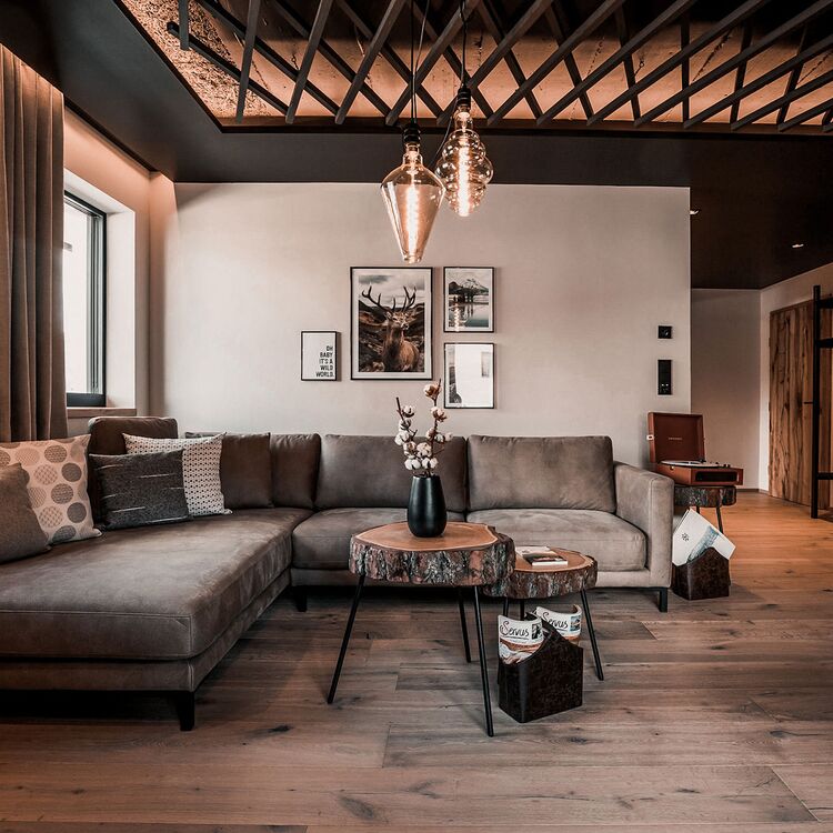 Elegantes Hoteldesign mit gemütlichem Wohnzimmer, modernen Möbeln und warmen Holztönen für ein optimales Gästeerlebnis.