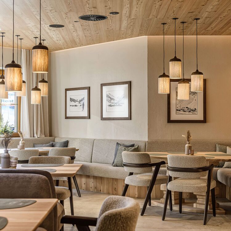 Moderne Innenarchitektur kombiniert alpine Elemente für ein einladendes Hoteldesign, das das Gästeerlebnis verbessert.