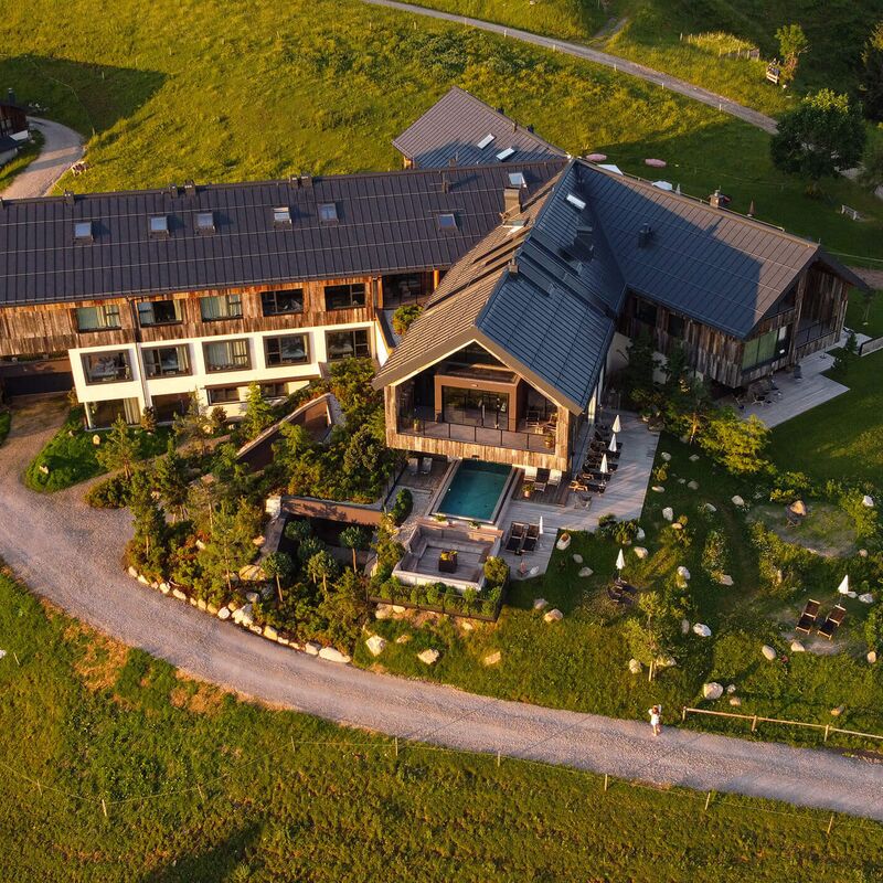 Eine beeindruckende Hotelarchitektur in alpiner Umgebung bietet Gästen ein einzigartiges Erlebnis und harmonische Raumgestaltung.