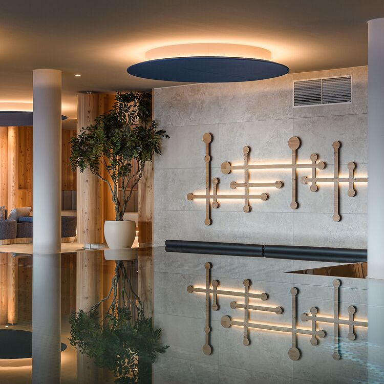 Der moderne Innenraum zeigt stilvolles Hoteldesign mit eleganter Beleuchtung und Holzdetails für ein optimales Gästeerlebnis.