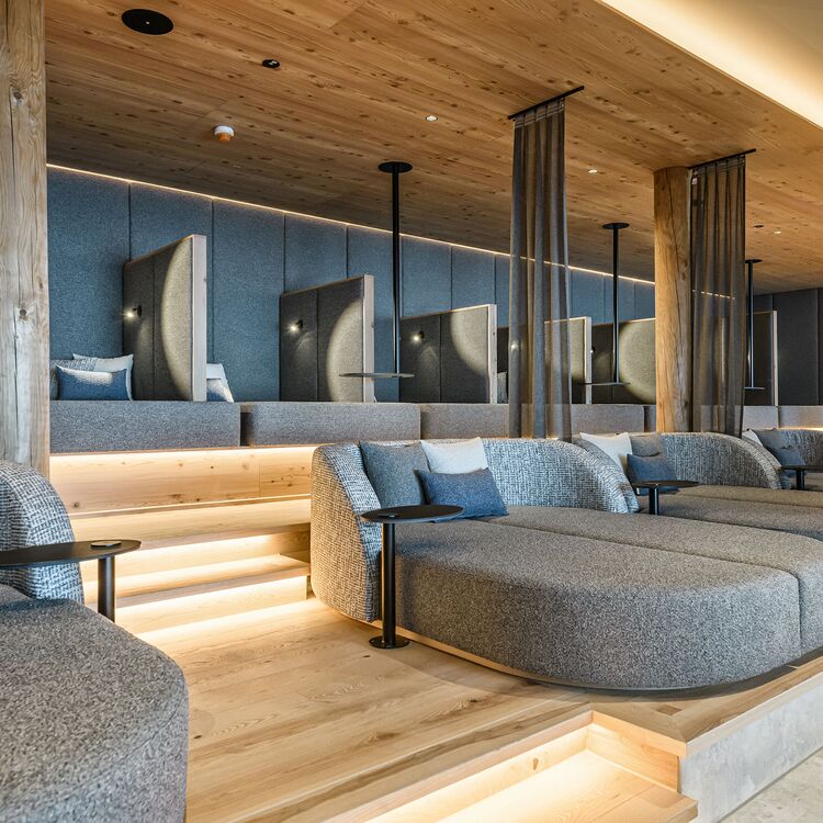Moderne Hotelarchitektur mit gemütlichen Sitzecken und stilvoller Raumgestaltung für ein unvergessliches Gästeerlebnis.
