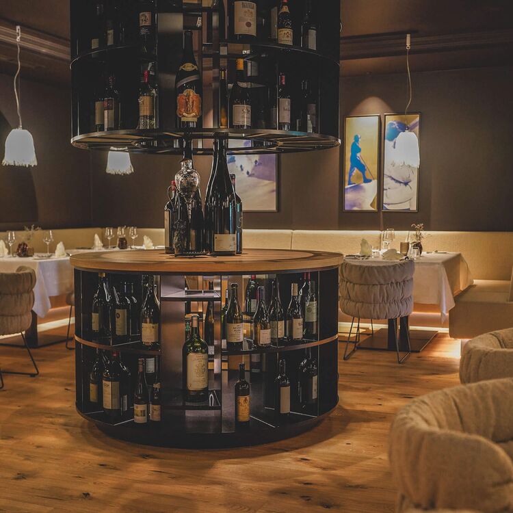 Elegantes Restaurant-Design mit Weinregal, stilvoller Raumgestaltung und einladendem Ambiente für Gästeerlebnis.