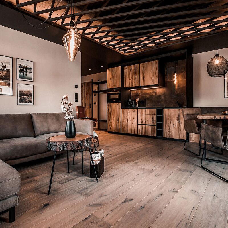 Elegantes Interieur mit Holzdetails, ideal für modernes Hoteldesign und Gästeerlebnis in alpiner Architektur.